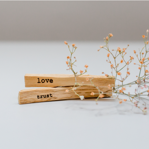 Yoga Love Shop Palo Santo Räucherholz mit den Bedeutungen Love and Trust Alternativen Text bearbeiten