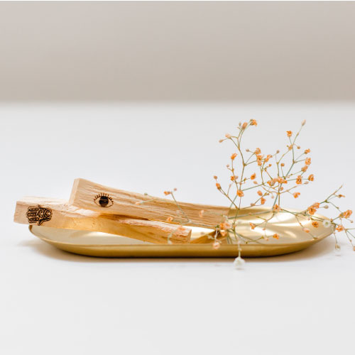 Yoga Love Shop Palo Santo Hölzer mit Symbolen, die dem Räucherritual eine tiefere Bedeutung verleihen.