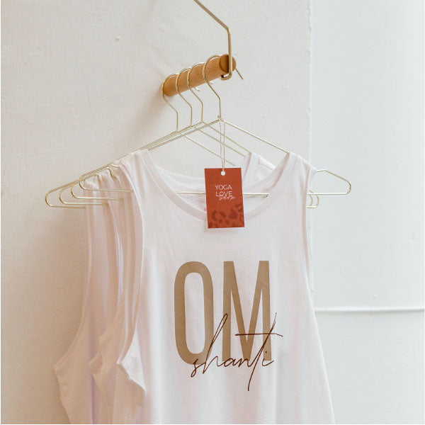 Liebevoll präsentiert im Yoga Love Shop: das OM shanti Shirt mit stylischem Hanger im Leo-Print