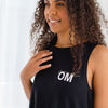 Yoga Love Shop Tank-Top: Nahaufnahme des Prints "rock OM" auf Brusthöhe links