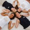 Gruppe von Frauen, die die verschiedenen Tank-Tops des Yoga Love Shops tragen