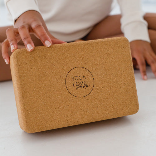 Rückseite des Yoga Kork Blocks einfarbig mit Yoga Love Shop Logo 