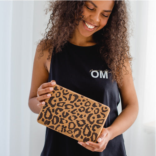 Model im "rock OM" Shirt präsentiert den Korkblock mit Leo-print auf der Vorderseite