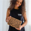 Model im "rock OM" Shirt präsentiert den Korkblock mit Leo-print auf der Vorderseite
