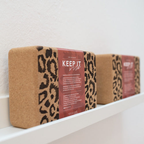 Präsentation von 2 Yoga Korkblöcken im Yoga Love Shop auf einem Regalbrett  Alternativen Text bearbeiten